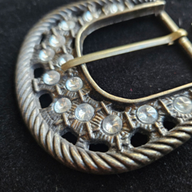 Metalen gespen met steentjes
