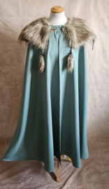 Mintgroene cape met nepbont kraag