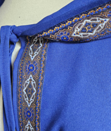 Blauwe cape met sierband - koper