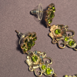 Lange oorbellen met groene steentjes