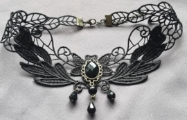 Kanten choker met zwarte steentjes
