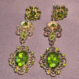 Lange oorbellen met groene steentjes