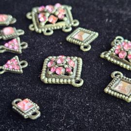 Bedels met roze steentjes