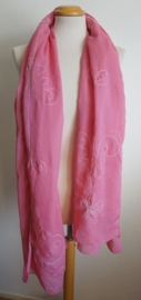 Roze sjaal met borduursel