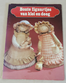 Bonte figuurtjes van klei en deeg