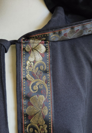 Zwarte cape met sierband