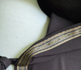 Donkerbruine cape met sierband