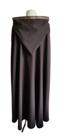 Donkerbruine cape met sierband