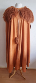 Oranje cape met nepbont kraag