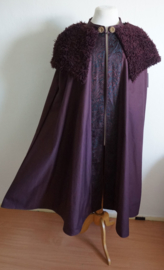 Aubergine cape met nepbontje