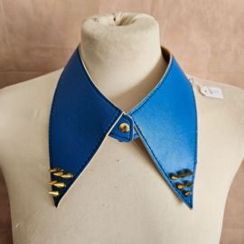 Blauwe leatherlook kraag