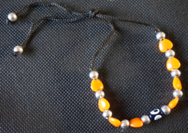 Armband - zwart met oranje kralen