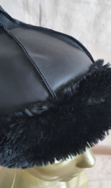 Zwarte lederlook muts met fake fur - V1