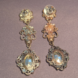 Lange oorbellen met groene steentjes