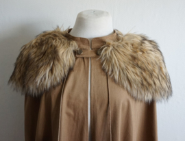 Camel cape met nepbontje