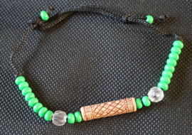 Armband - zwart met groene kralen