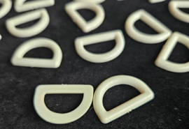 Kunstof D-ringen - creme plat