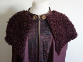 Aubergine cape met nepbontje