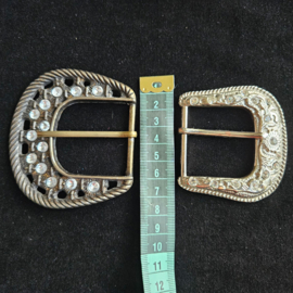 Metalen gespen met steentjes
