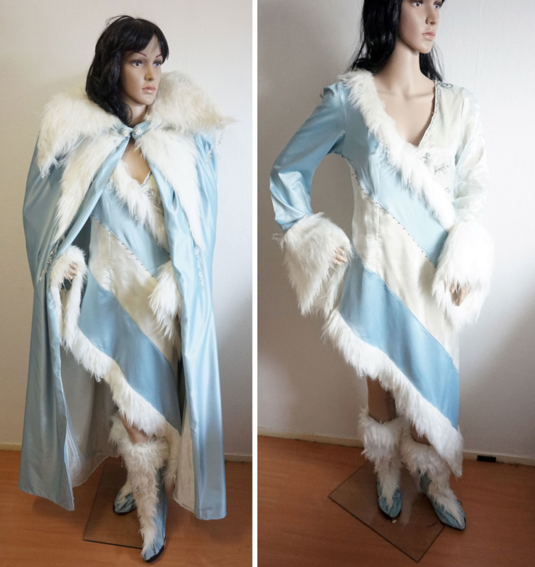 IJsblauwe jurk met cape - delig | Tweedehands fantasy kostuums & accessoires | • The Chocolate Box