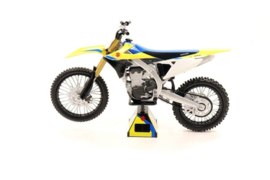 Miniatuur motor 1:12 suzuki RM-Z 450 2018