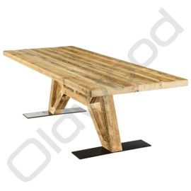 Robust table ''The Flying Dutchman'' (wooden legs)