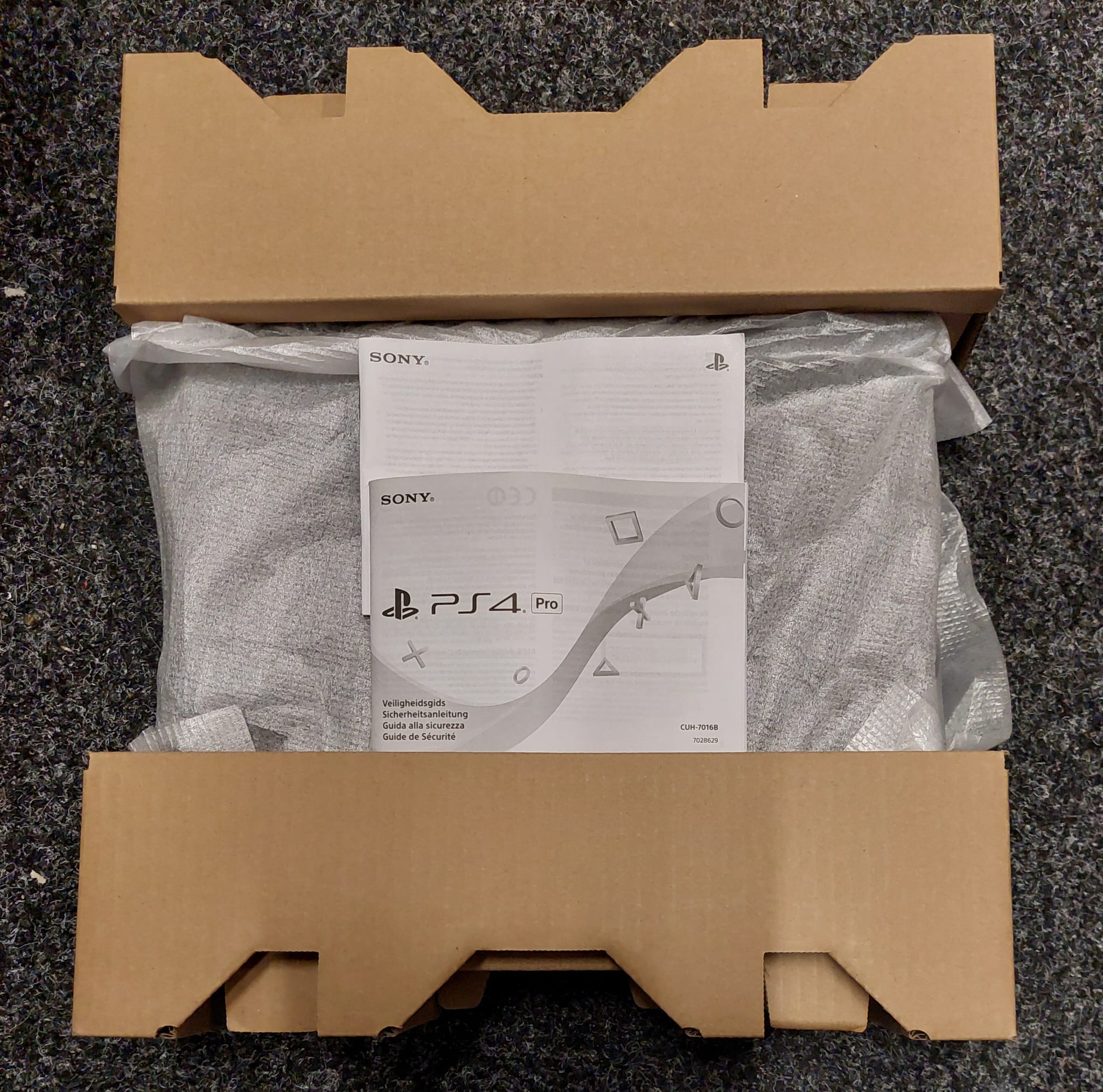 Ps4 pro met controller in doos (ps4 tweedehands console)