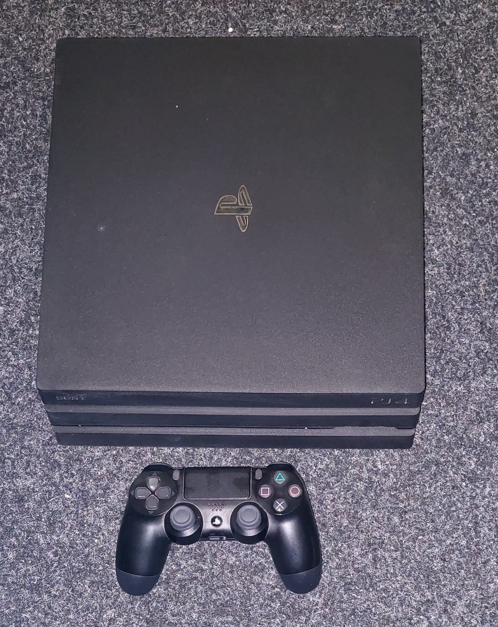 Ps4 pro met controller in doos (ps4 tweedehands console)