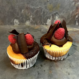 Chocolate-cheese cupcake met verse frambozen
