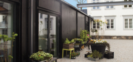 Moderne aanbouw in zwart