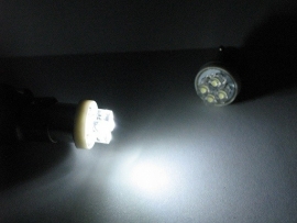 2x BA 9s 4 witte LED`s auto lamp. ARTnr: 10-047