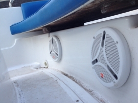 JBL marine speakers en audio en blauwe led in een Ranieri