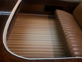 HPL teak look plaat creme/witte bies in een klassieke speedboot