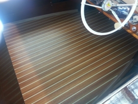 HPL teak look plaat creme/witte bies in een klassieke speedboot