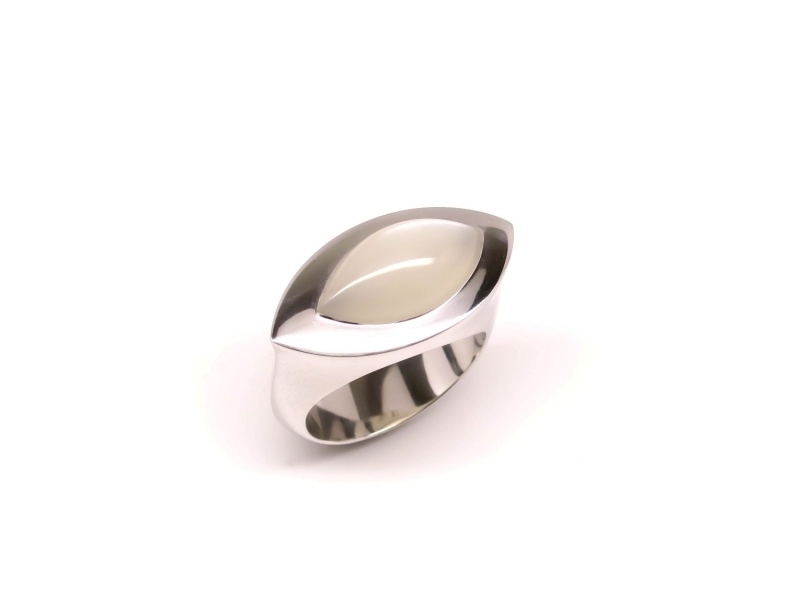 Zilveren 'schuine' ring met maansteen