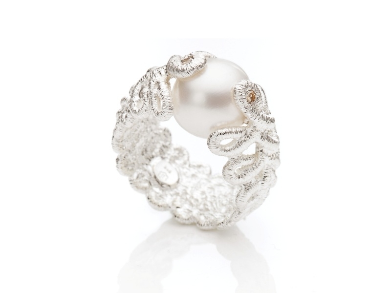 Zilveren ring met zoetwaterparel en diamant