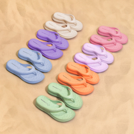 Pastel groene flipflops.