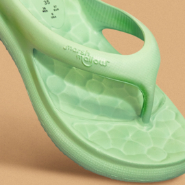 Pastel groene flipflops.