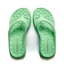 Pastel groene flipflops.