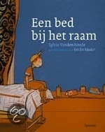 Een bed bij het raam