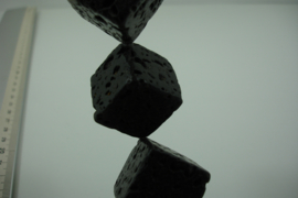 *[ 8617 ] Lava Kubus 20 x 20 mm. per streng  6 stuks