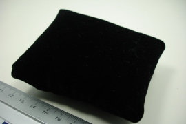 *[ 9238 ] Kussentjes Zwart Fluweel, 9 x 7 cm.   3 stuks