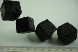 *[ 8617 ] Lava Kubus 20 x 20 mm. per streng  6 stuks