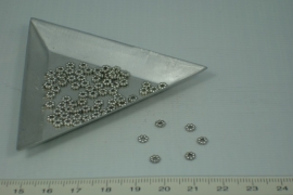 [5247 ] Balineesje 4 mm. Zilverkleur,  30 stuks