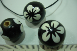 +[ 8703 ] Houten Kraal 20 mm. Zwart gekleurd met witte bloem, per streng