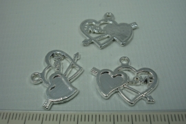 [0689 ] Love Hartjes 18 x 22 mm. Verzilverd, per stuk