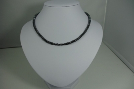 [5594 ] Ketting nr. 4, kraal breed 5 mm.  lengte 43 cm.