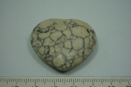 [5631 ] Natuursteen Hart Houwliet,  Creme met zwarte aders, +/- 38 x 41 mm.