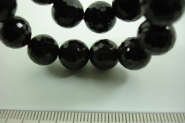 +[ 8610 ] Granaat 11 mm. facet geslepen, D. Rood, per streng 40 cm.
