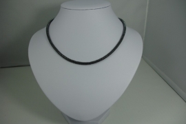 [5591 ] Ketting Hematiet, kraaltjes 4 mm. lengte +/-  43 cm.